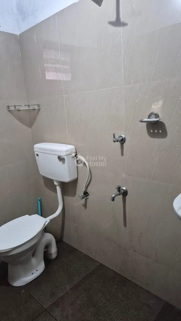 GREENLAND GENTS HOSTEL in Thammanam, Ernakulam — photo 3