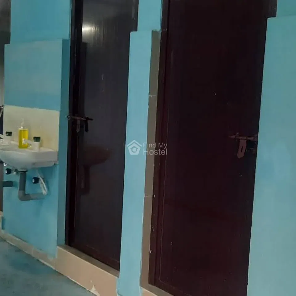 J and J Gents Hostel in Kadavanthra, Ernakulam — photo 7